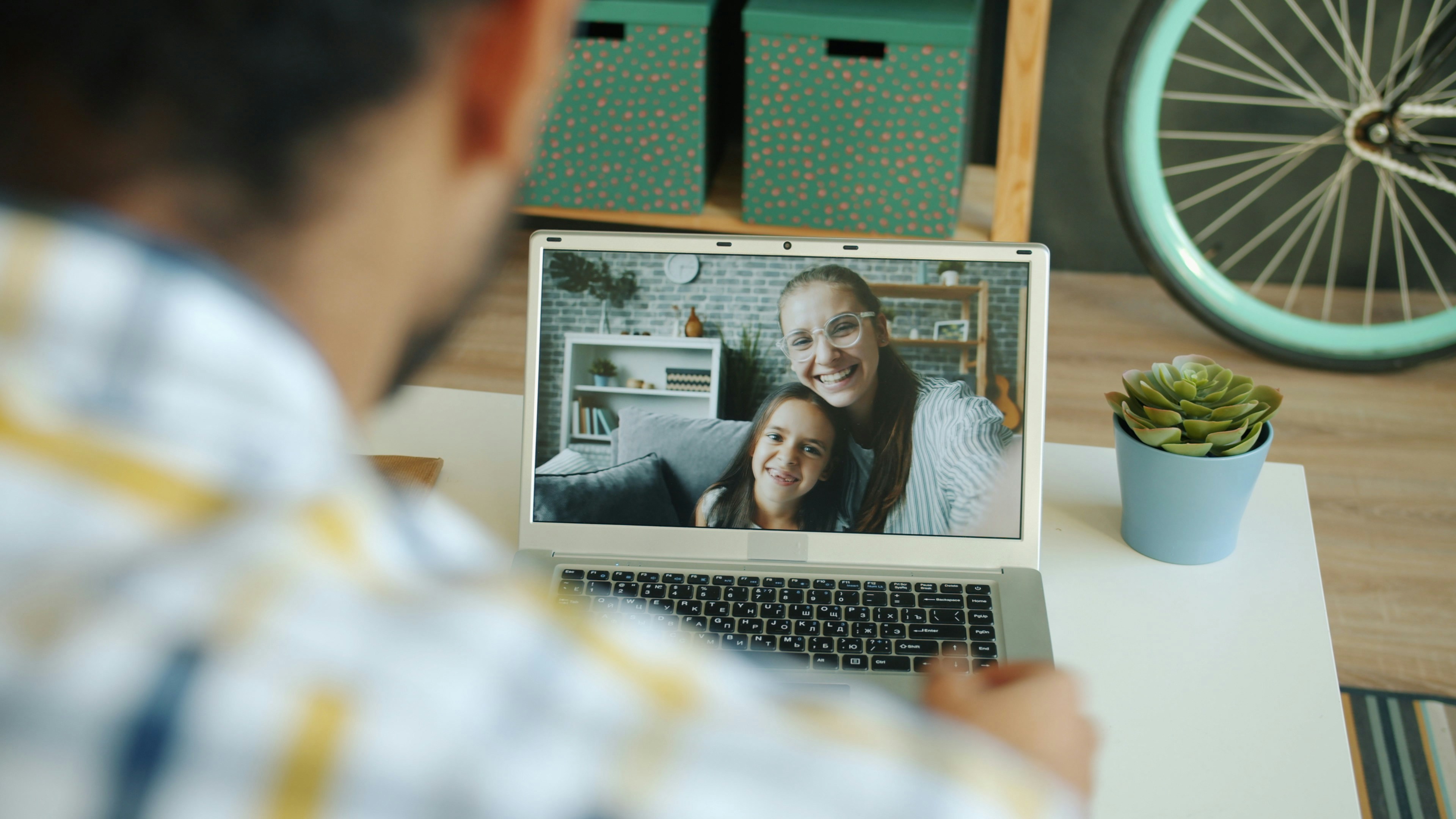 The 'Go Home' Guilt: Dealing with Family While Far Away